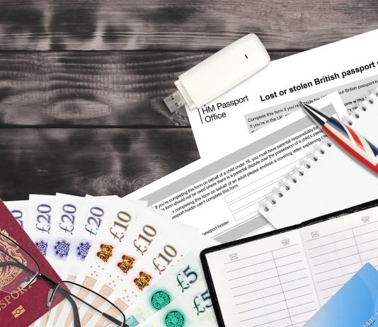 Még száz napig kérhetik az EU-állampolgárok a letelepedési engedélyt Nagy-Britanniában paperwork