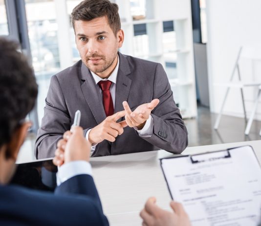 „A fizetési igényét, legyen szíves!” – avagy a kívánt bér a jelentkezésben businessman counting on fingers during job interview, business concept