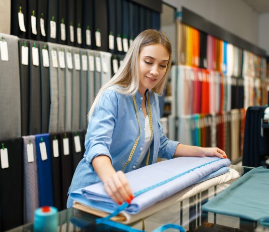 Közzétették a bővített bértámogatás érintett ágazatainak listáját textilbolt