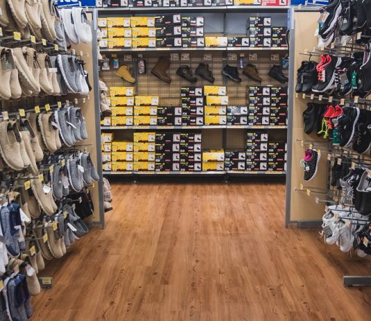 Még két hétig igényelhetik a bértámogatást az újonnan bezárásra kényszerített vállalkozók cipőbolt