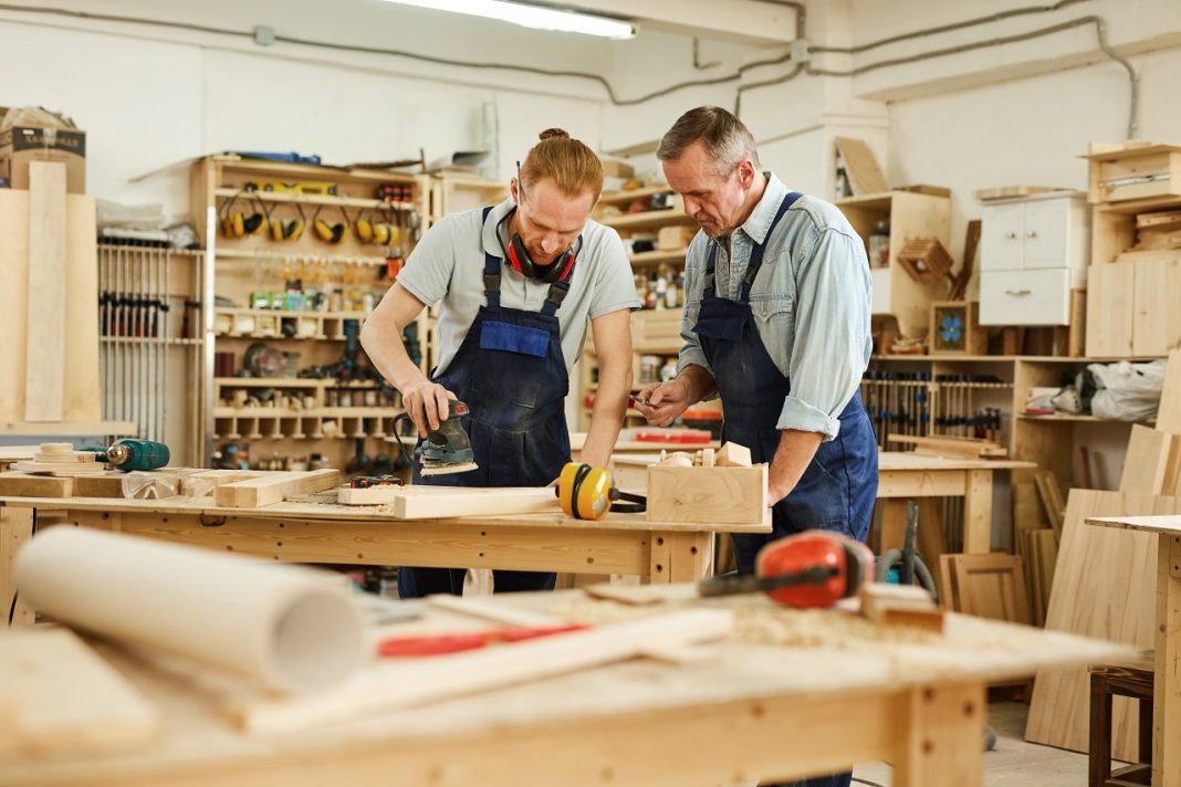 A családi vállalkozások bíznak a következő generációban Father and Son Working