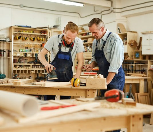 A családi vállalkozások bíznak a következő generációban Father and Son Working