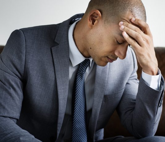 A válságban rövidül a cégvezetők élete Depressed busines man sitting on a couch