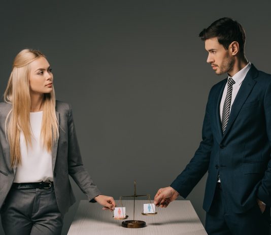 A magyar társadalom átláthatóvá akarja tenni a nemek közötti bérszakadékot business colleagues with male and female signs on scales of justice, gender equality concept