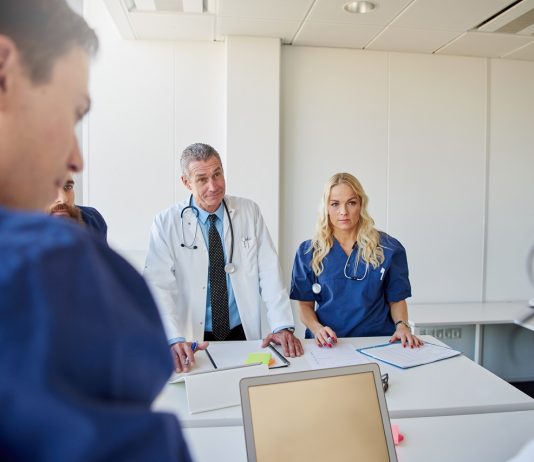 Az egészségügyisek többsége aláírta az új szerződést – az ellenzék szerint vissza kell állítani a közalkalmazotti jogviszonyt The doctors at the briefing in hospital