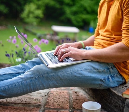 Citromból limonádé, miféle perspektívákat nyithat még a home office? Unrecognizable man with laptop working outdoors in garden, home office concept.