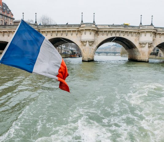 A francia igazolvány a negatív PCR-tesztet is fel fogja tüntetni francia zászló