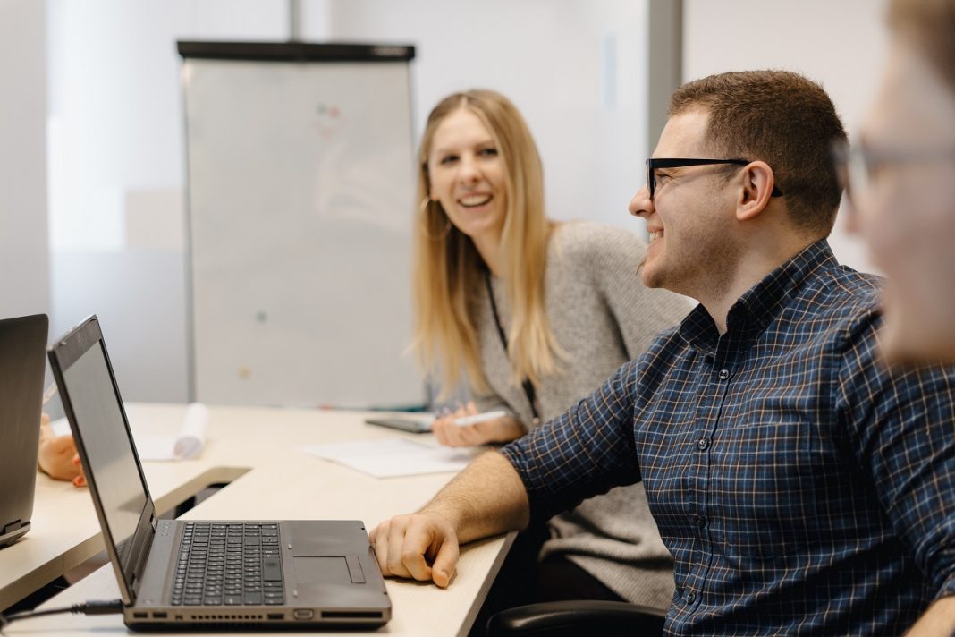 Több nő dolgozik, mint 10 éve, de a fizetésük 16 százalékkal kevesebb, mint a férfiaké Colleagues working together in a conference room.