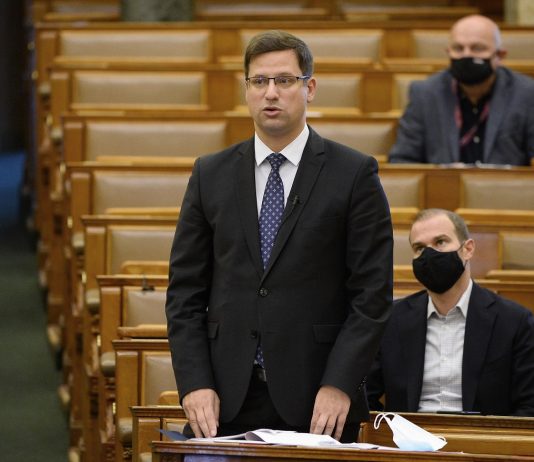 Bezárnak az iskolák, az óvodák, a legtöbb üzlet és szolgáltatás GULYÁS Gergely