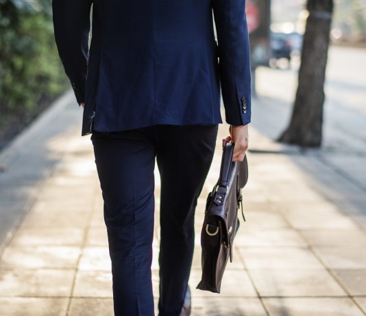 Autó vagy gyaloglás a tömegközlekedés helyett? Így döntöttek a magyarok Business man on the go to work