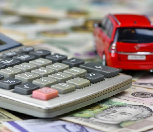 Változások a gépjárműadó körül – a napokban érkezik a levél Calculator and red toy car on a variety of national currency ban