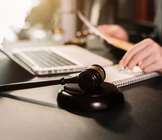 Hamis okiratokkal igényelt bértámogatást jog