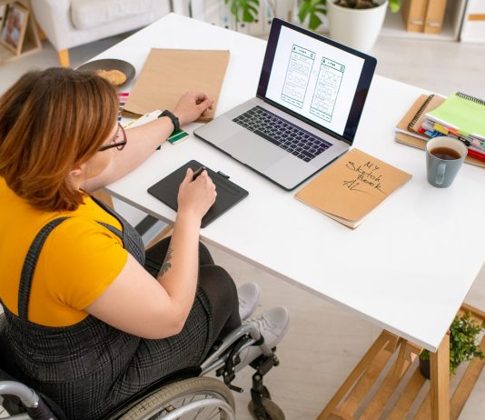 Bérkiegészítés ösztönzi a több mint egy éve nem dolgozók elhelyezkedését UI designer working on interface