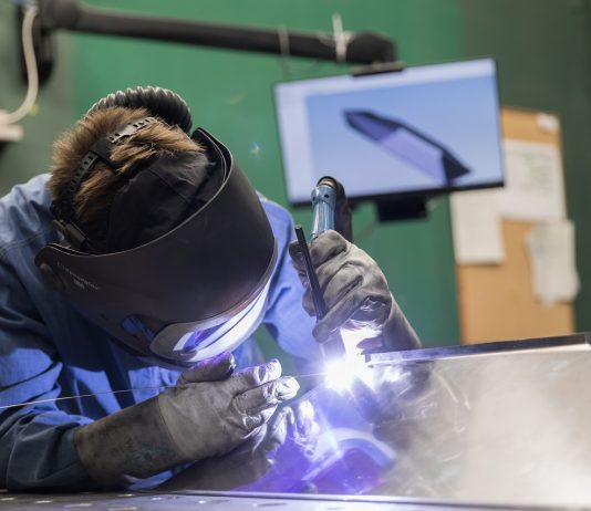 Egészség mindenekelőtt – Védekezés a koronavírus-járvány következményei ellen a Körber pécsi telephelyén hegesztő