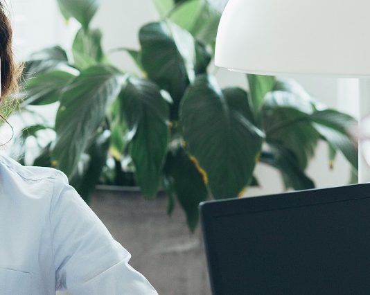 A digitalizáció hatására egyre több IT és HR szakemberre lesz szükség HR manager trying to increase employee motivation