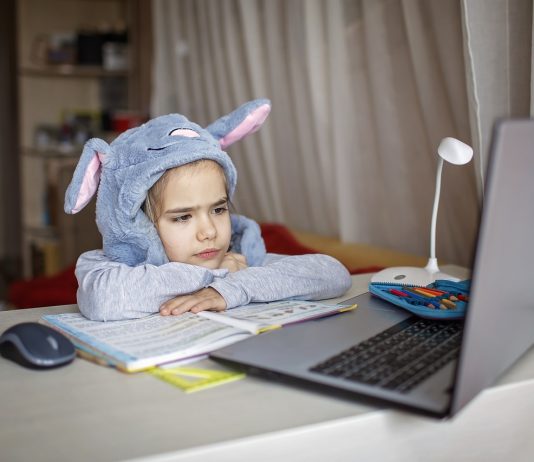 További szigorításokat szorgalmaz az orvosi kamara elnöksége Distant education, online class meeting. Girl wearing funny hat for amusement during online lesson