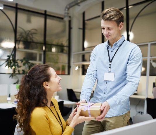 Munkáltatói ajándék húsvétra – így éri meg a leginkább Happy lady accepting gift from colleague