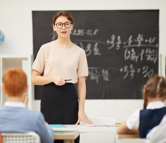 Későbbre tolnák az iskolák újranyitását az oktatási szakszervezetek és szakértők Teacher working at school