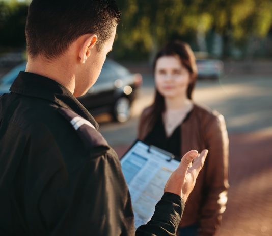 Gyengék vagyunk jogérvényesítésben – Sokan nem tudják, kihez forduljanak, ha jogi problémájuk akad Police officers reads law to female driver
