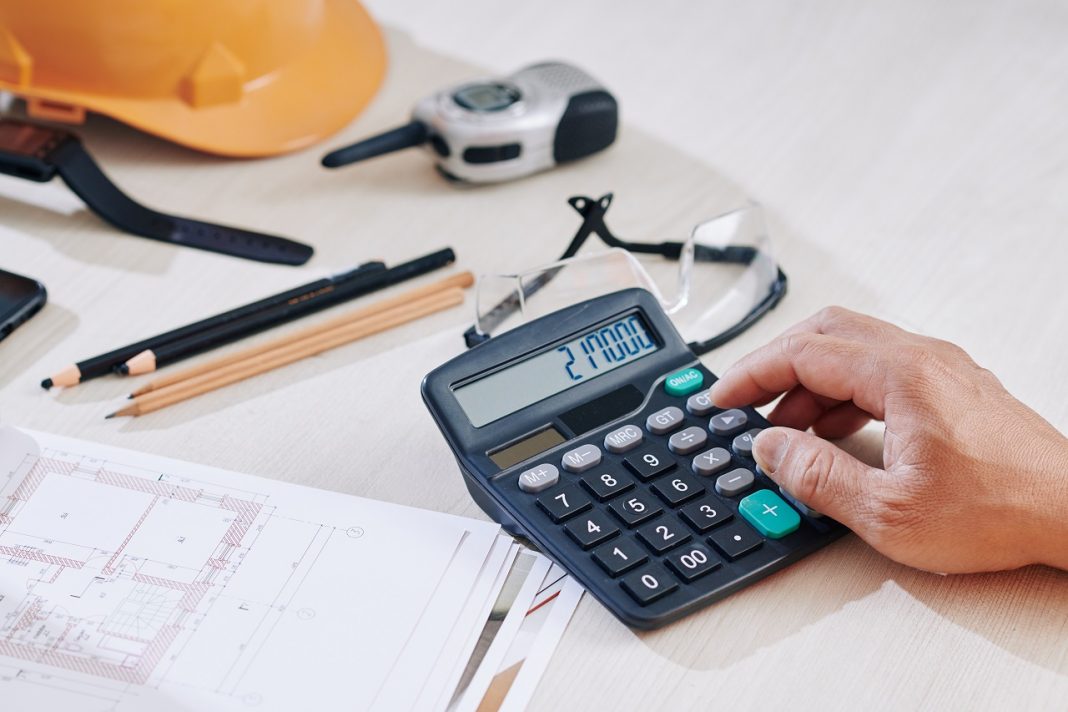 Építőipari cégek segítik a bajban lévő vendéglátósokat Veszprémben Engineer making calculations