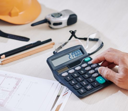 Építőipari cégek segítik a bajban lévő vendéglátósokat Veszprémben Engineer making calculations