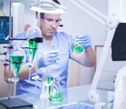 Nem vicc: orrspray formájában jöhet a következő koronavírus-vakcina! Young scientist holding two test tubes in a research laboratory