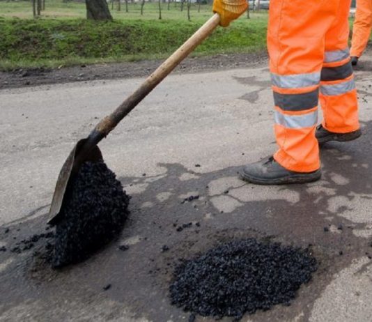 Börtön járhat az útellenőrök bántalmazásáért kátyúzás