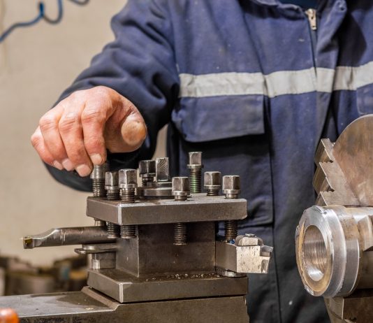 Véget ér a fordított adózás a munkaerő-kölcsönzésnél Heavy industrial worker operator working with lathe machine