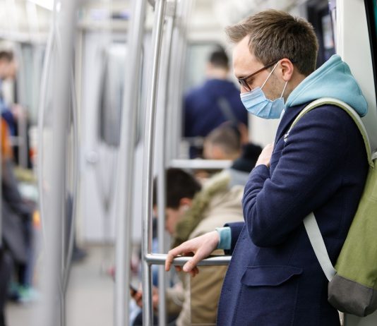 Március 15. – Ünnepi közlekedésre készüljünk Ill man feeling sick, wearing protective mask in public transpor
