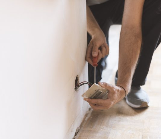 Otthonfelújítási támogatás – egyre többet tudunk róla Professional electrician, installing sockets at home
