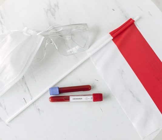 Lengyelország: a napi új fertőzések száma meghaladja a novemberi járványcsúcspontéit Coronavirus testing sample and Polish flag are on the table