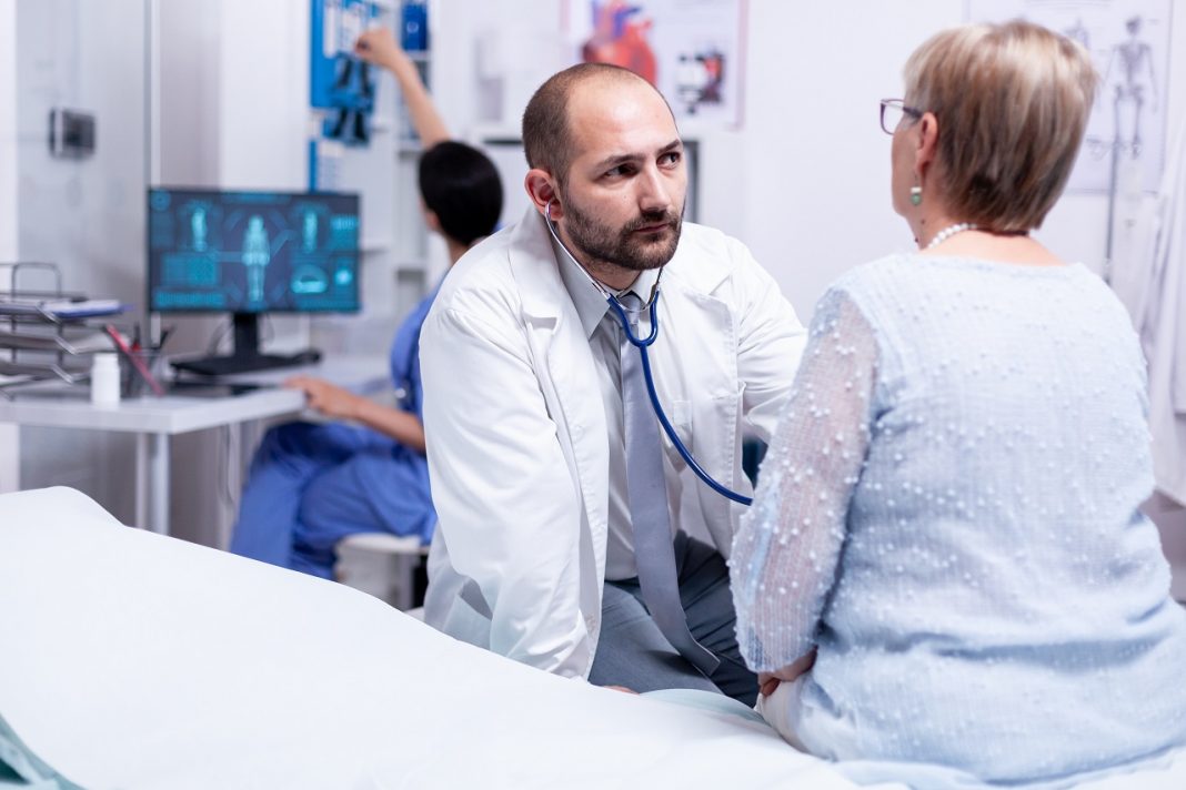 Önköltségi áron készek bekapcsolódni a közellátásba magánegészségügyi szolgáltatók Medical consultation for senior pensioner