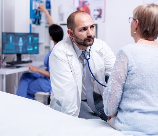 Önköltségi áron készek bekapcsolódni a közellátásba magánegészségügyi szolgáltatók Medical consultation for senior pensioner