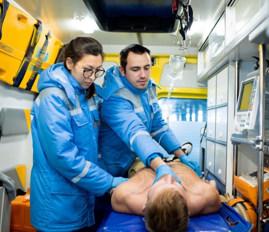 Rendkívüli juttatást kérnek a mentőknek mentő