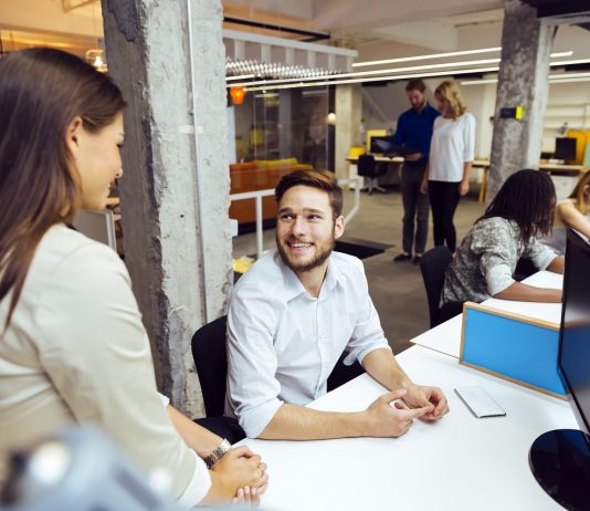 Munkavédelem és fenntarthatóság People working at busy modern office