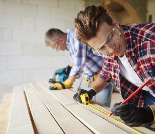 Továbbra is lehet pályázni a Vállalatok munkaerő-támogatására Hard working men at their work place