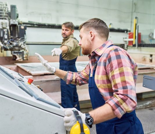 Munkáltatóként a felelősség nem csekély– előzd meg a bírságokat, mutatjuk hogyan Worker Pushing STOP Button in Emergency