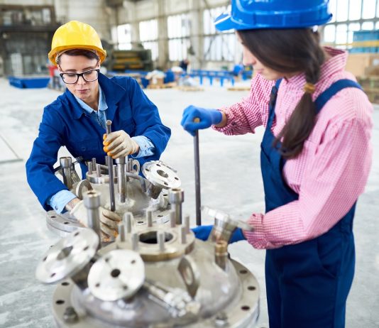Tesztelik a négynapos munkahetet Spanyolországban Women Working at Plant