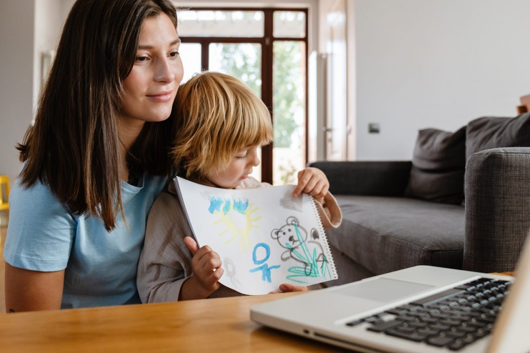 Nők a Covid-19-járvány idején woman at home with child