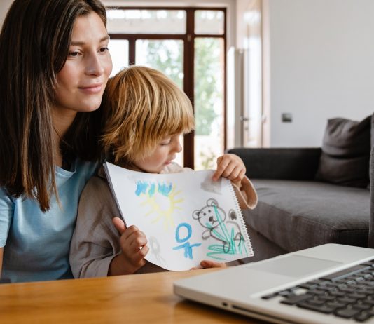 Nők a Covid-19-járvány idején woman at home with child