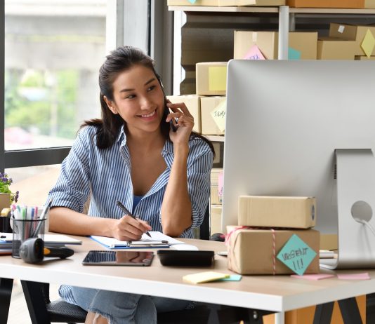 15 millió forint a legjobb női vállalkozónak Young woman entrepreneur/ Business owner working with computer at home
