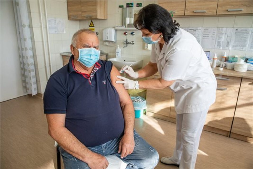 Élelmiszerjeggyel és lottóval ösztönöznek oltásra Romániában