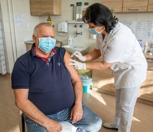 Élelmiszerjeggyel és lottóval ösztönöznek oltásra Romániában