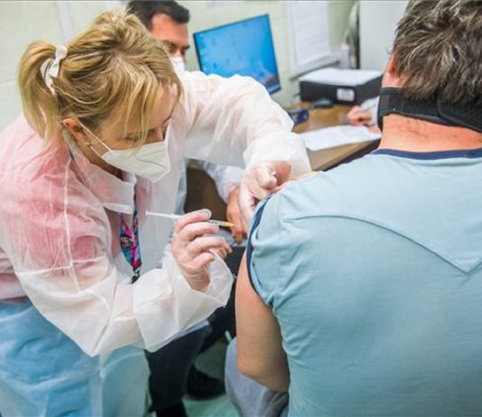 Nem tudni, hányan nem oltatták be magukat az egészségügyben oltás