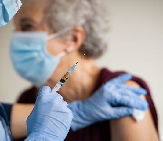 Hivatalosan is kijelölték a hétvégéket oltásra a háziorvosoknak Doctor makes vaccination to senior woman with surgical mask