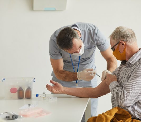 Védettségi igazolványok: mire jogosult a munkáltató? Senior Man Vaccinating Against Covid