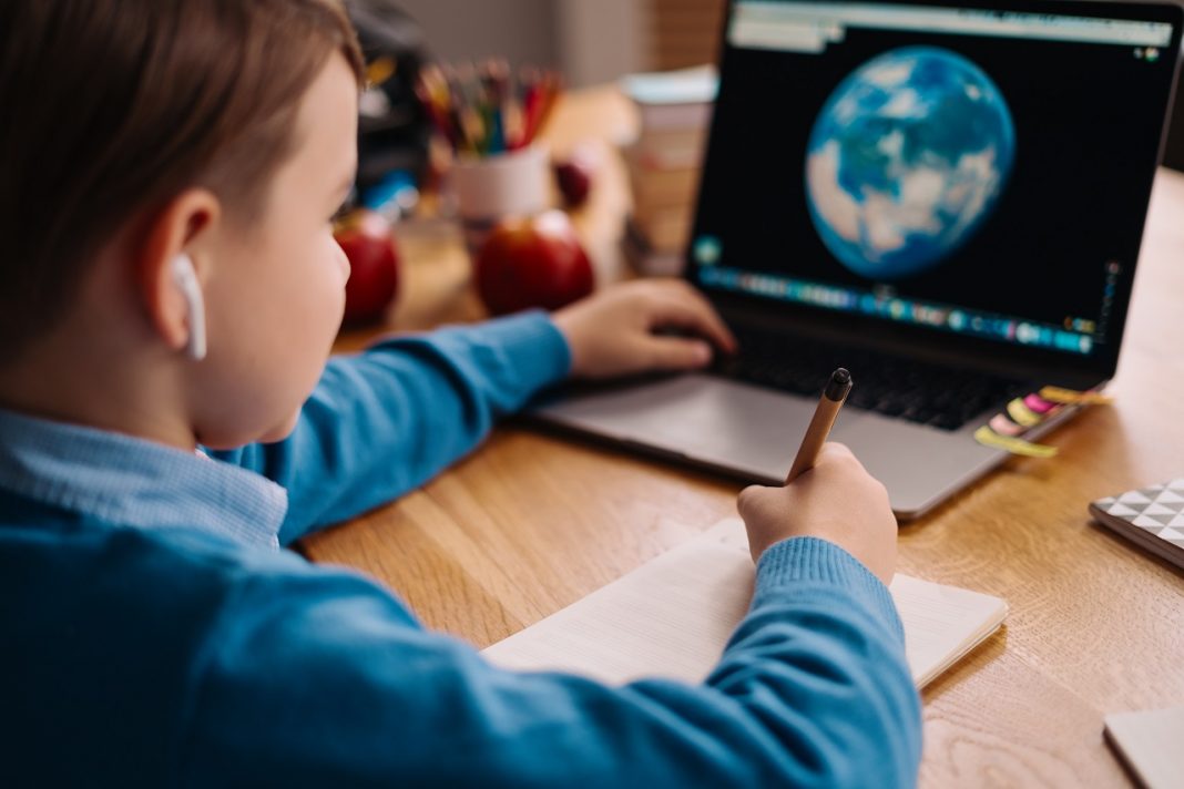 Visszamenőleg is igényelhetik az ingyenes internetet a diákok és a pedagógusok Online learning, boy using laptop