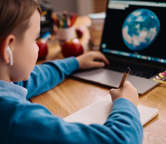 Visszamenőleg is igényelhetik az ingyenes internetet a diákok és a pedagógusok Online learning, boy using laptop