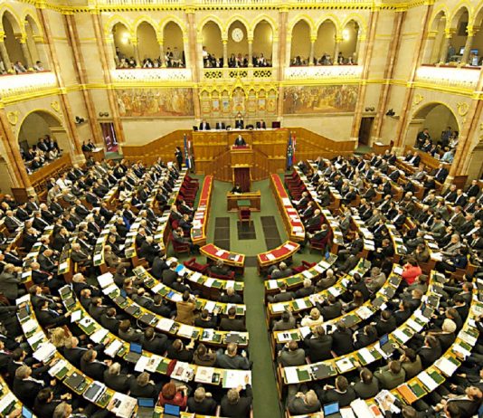 A 25 év alattiak szja-mentességéről tárgyalnak a képviselők Országgyűlés