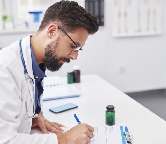 Káosz egy budapesti belgyógyászaton – túl kevesen írták alá az új szerződést the doctor